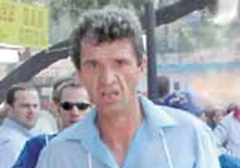 Postasul 'de fier' merge 30 km pe zi cu tolba plina