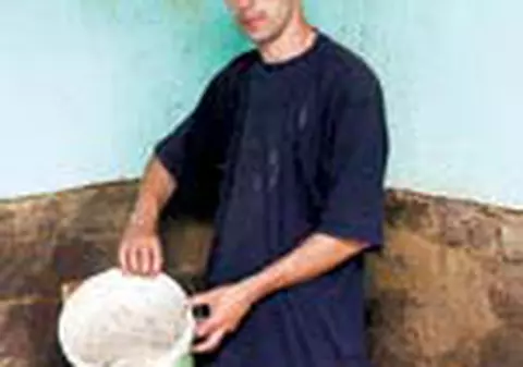 Sinistratii din Tuzla traiesc de 9 luni in case de copii