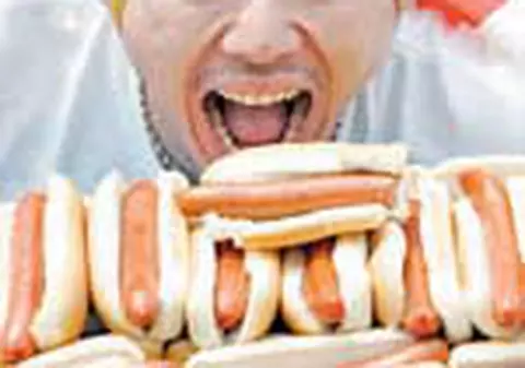 Campion mondial la 'infulecat' hotdog