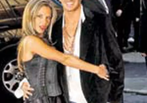 Sotii Beckham 'muncesc' din greu la al patrulea copil