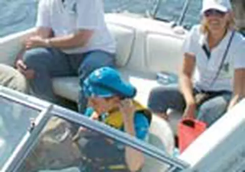 Familia Tariceanu, cu barca in Delta