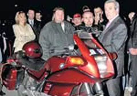 Premierul si-a rupt piciorul in accident de motocicleta