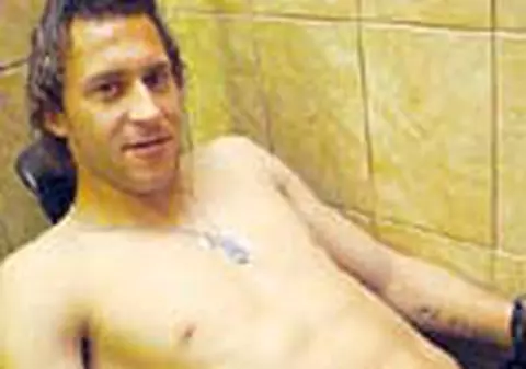 Carlos si-a tatuat o pantera pe abdomen