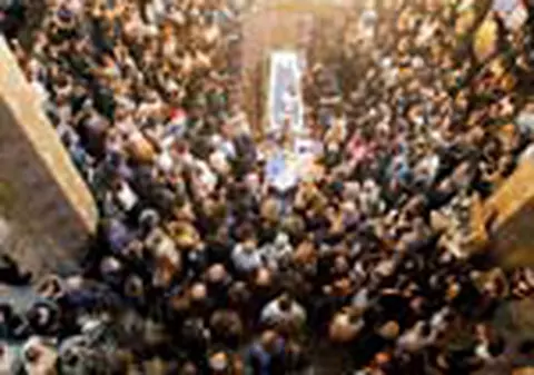 Un oras intreg l-a condus la cimitir pe Costin