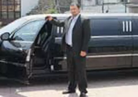 Conduce o limuzina de 8 metri