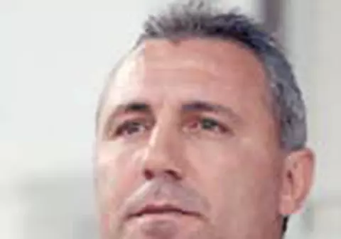 Stoicikov isi va conduce echipa din tribune