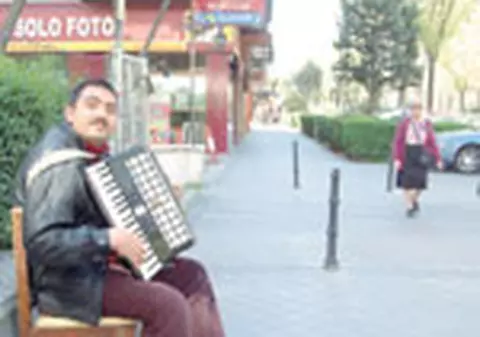 'Fac vreo 30 de euro pe zi cu acordeonul'