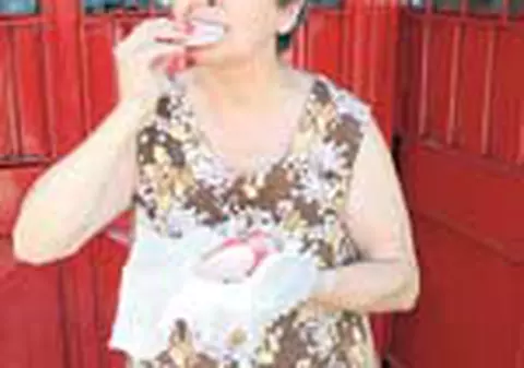 Tinerii cu hamburgerul, batranii cu parizerul