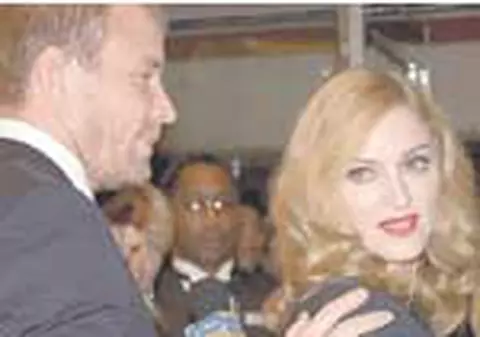 Madonna, amenintata cu divortul daca nu renunta la secta Kabbala