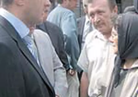 Rudele minerilor il acuza pe director ca ii chema la munca la vila sa