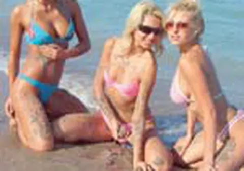 Fetele de la Trident, pe firma unei cafenele