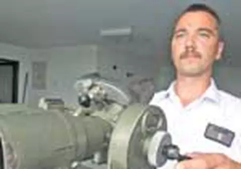 Platit sa se uite prin luneta