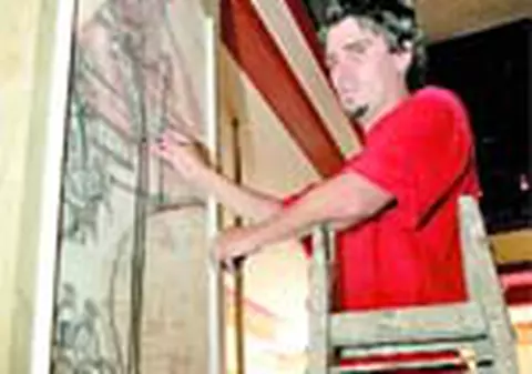Castiga mii de euro ca 'pictor' de cluburi 