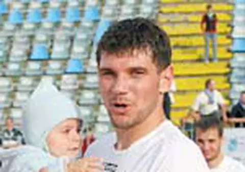 Micutul Denis le-a zambit parintilor