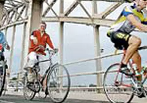 Biciclistii cu casca risca mai multe accidente