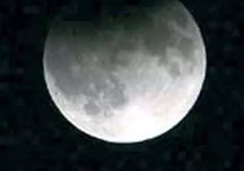Bucurestenii s-au inghesuit la Observator sa vada eclipsa partiala de Luna