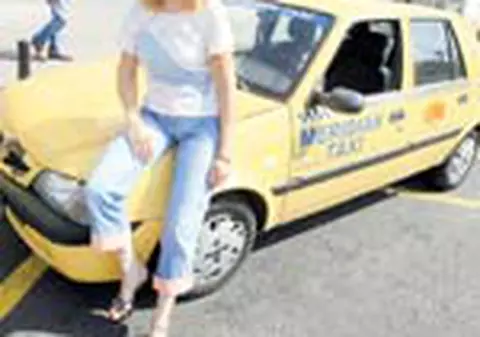 'Ia uite, blonda e taximetrista!'