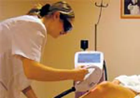 Fototerapia ne scapa de parul nedorit