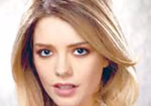 ALEXANDRA DINU isi invita prietenii la supa de pui si friptura la cuptor