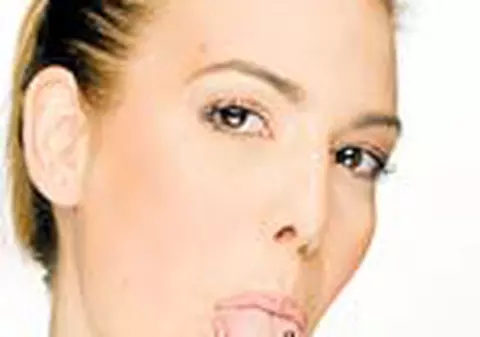 Suzana Rosca, din 'Vocea inimii', si-a pus piercing in limba