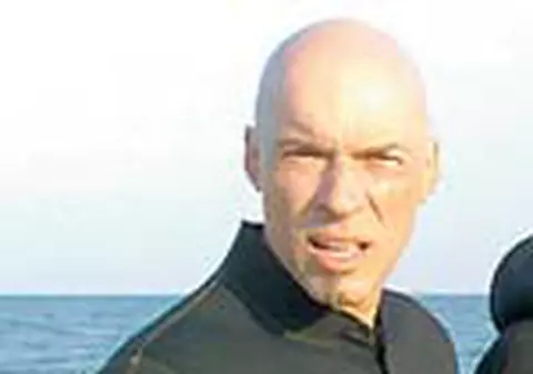 Trupa Cross merge la surf  in insula San Martin