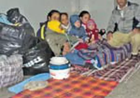 La 0 grade C dorm in scara blocului