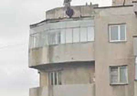 Reparau acoperisul cu berea in mana