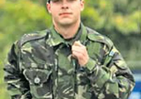 'Simt ca tatal meu ar fi vrut sa ma vada militar'