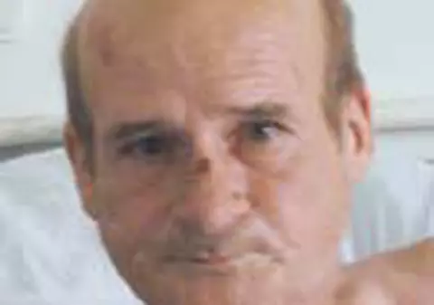 Nu are bani sa-si puna testicule din silicon