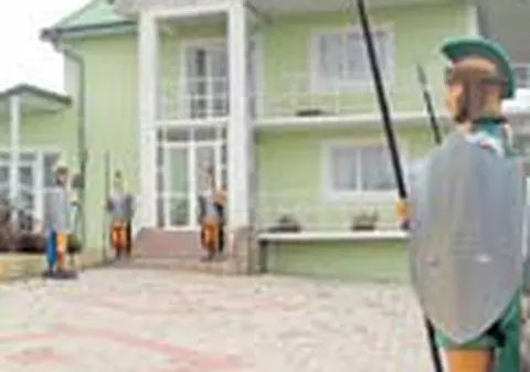 O familie din Suceava e 'pazita' de 10 soldati