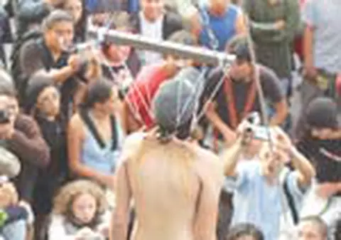 Protest cu carlige in piele