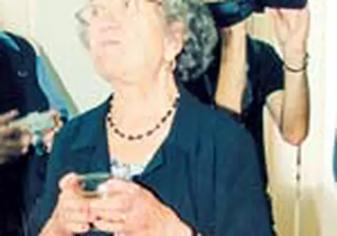 Cadouri in 60 de pungi pentru  mama lui Basescu