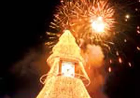 S-au aprins luminitele de Craciun!