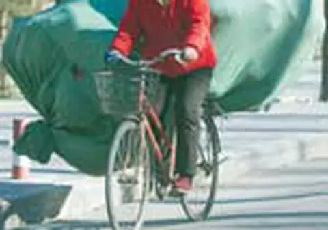 Asa duce ea sticle de plastic la reciclat