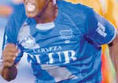 Dinamo isi trage ecuadorian