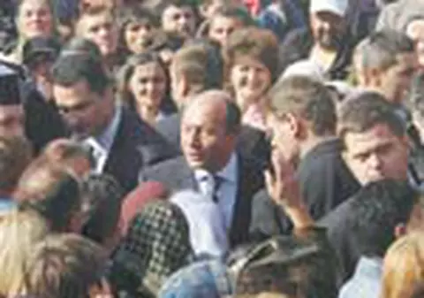 Ce risca Basescu in 'baile de multime'