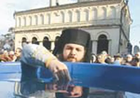 Romanii s-au inghesuit la apa sfintita