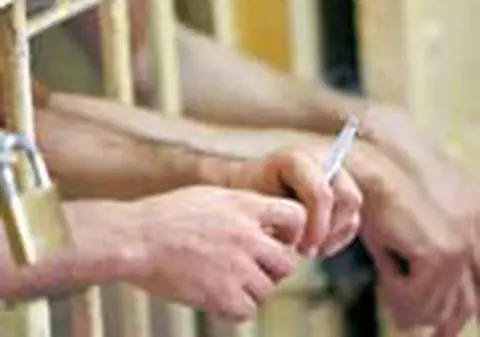 Distribuiau droguri sub nasul gardienilor