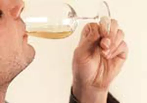 'In afara de antibiotice, pastilele pot fi luate si cu vin'