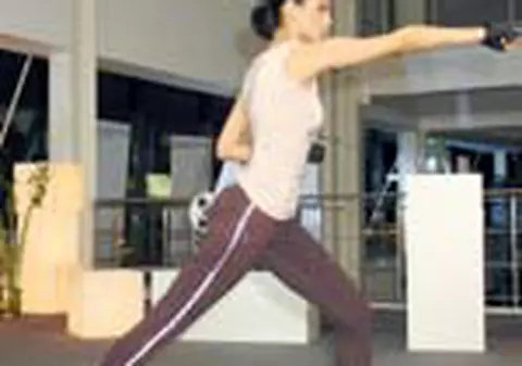 Ia lectii de Tae-Bo cu Andreea Raicu!