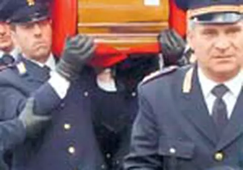 Politistul ucis de fani a fost inmormantat