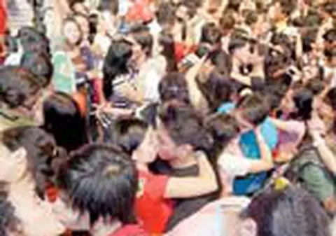 6.000 de cupluri s-au sarutat simultan
