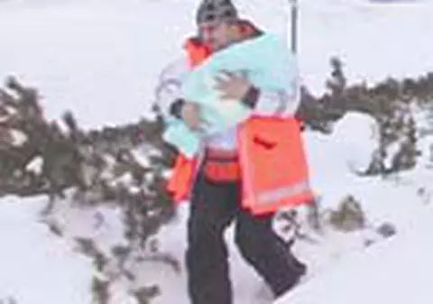 Fetita a fost coborata din varful muntelui