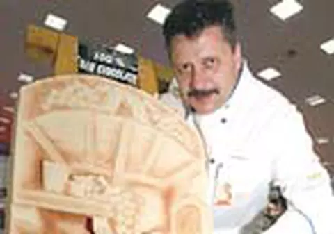 A sculptat tone de ciocolata 