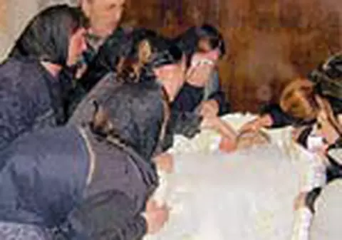 Tatal a lesinat cand si-a vazut fiul in sicriu