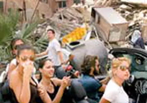 Cu limuzina printre ruine