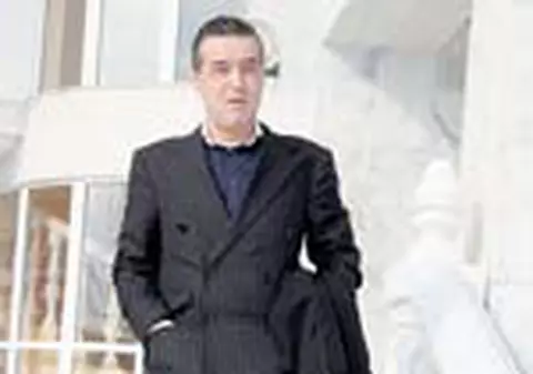 Gigi Becali a impartit  5.000 € amaratilor