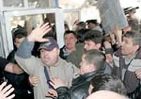 Siderurgistii au intrat cu forta peste director