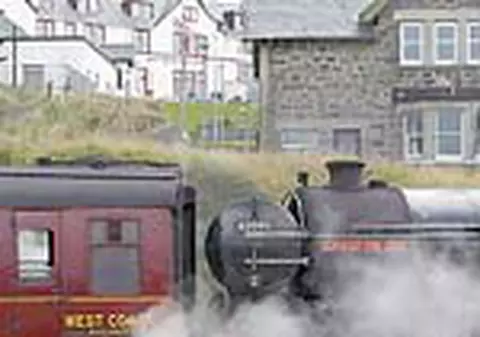 Retinuti pentru ca au distrus trenul magic