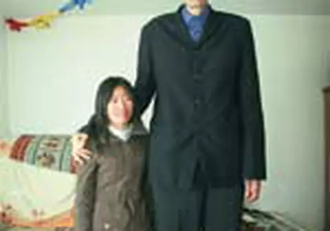 Cel mai inalt barbat, curtat de cea mai inalta femeie